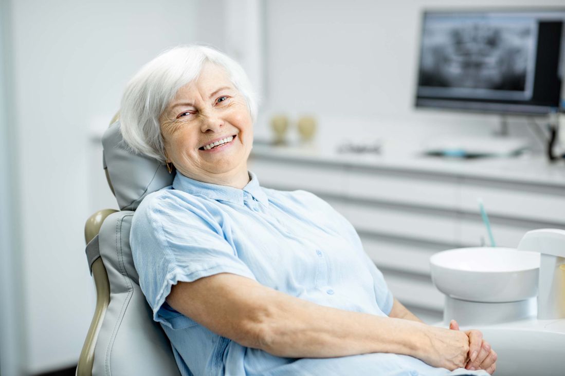 Seniorin in Zahnarztpraxis